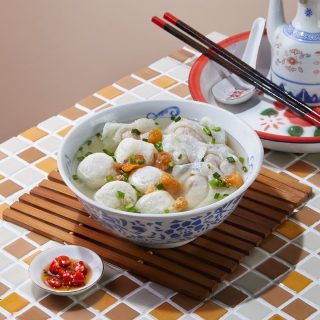 元宵节快乐! And this officially marks the end of the Lunar New Year 😢

Traditionally, people would eat tang yuan on this day as it is said that the round shape of tang yuan symbolises union, harmony and happiness. But hey, you can have some fishballs too if you like! It’s the same shape anyways 😏

Featured: Lixin Fishball Noodles @ Rivervale Mall 

#foodjunctionsg #eatwhatyouwant